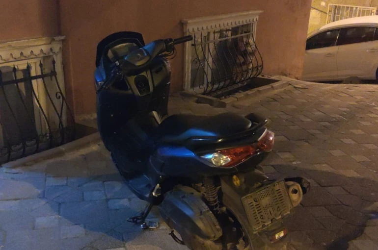 Fatih’te iş yerine silahlı saldırı kamerada: 3 şüpheli yakalandı