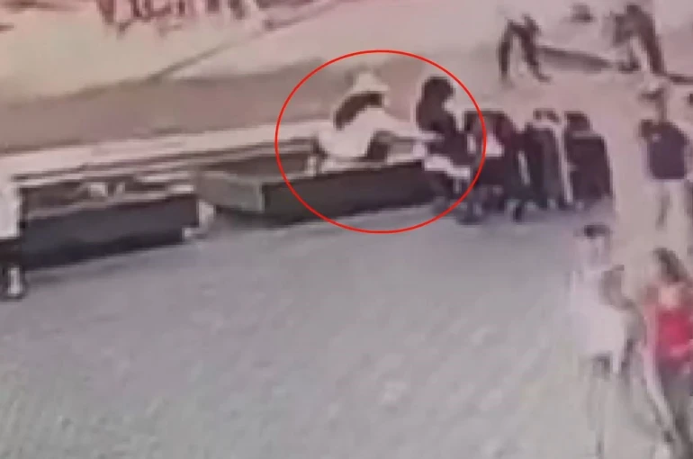 Fatih’te kadın hırsız bankta oturan vatandaşın çantasını böyle çaldı