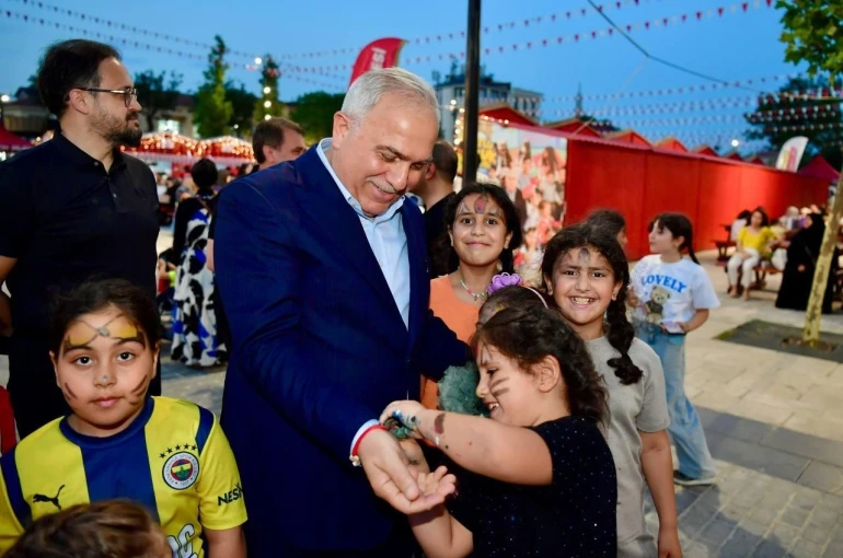 Fatih’te "Mutlu Çocuk Şenliği"ne yoğun ilgi