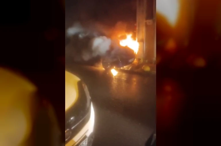 Fatih’te otomobili alevlere teslim oldu, araç sahibi "kundaklama" iddiasında bulundu