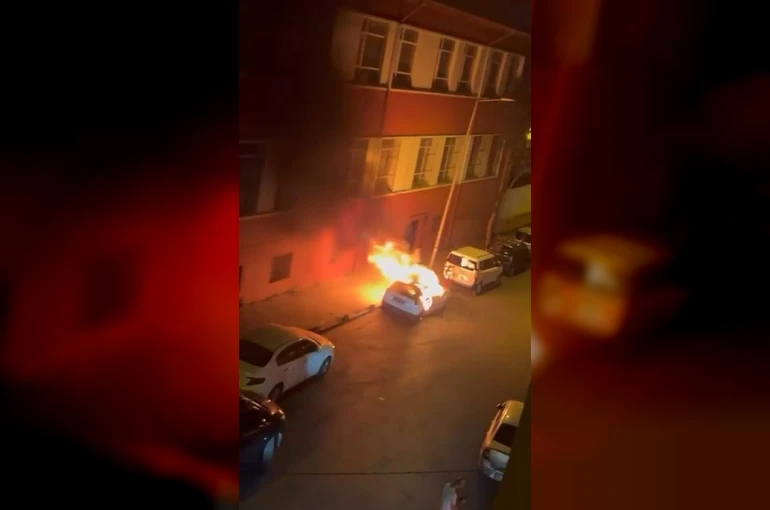Fatih’te park halindeki otomobili ateşe verdi: Şüphelinin 42 suç kaydı çıktı