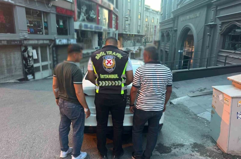 Fatih’te taksi şoförünün aracını tekmeleyen sürücü tutuklandı