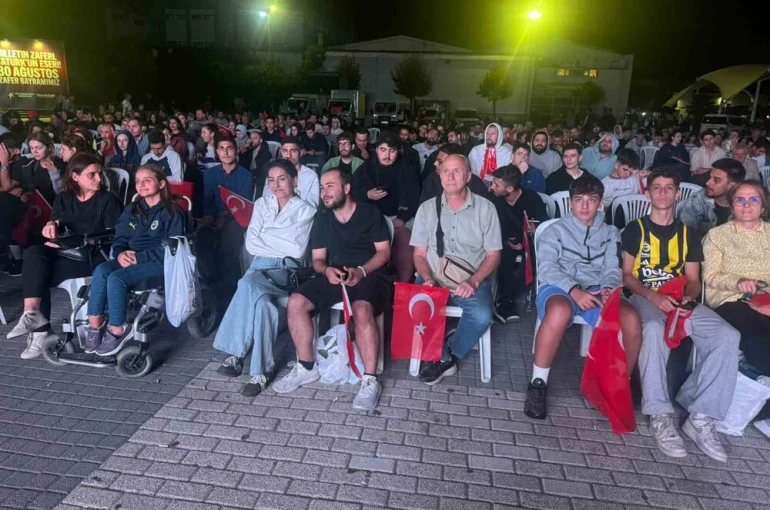 Fatih’te vatandaşlar Türkiye-Almanya final maçını dev ekrandan izledi