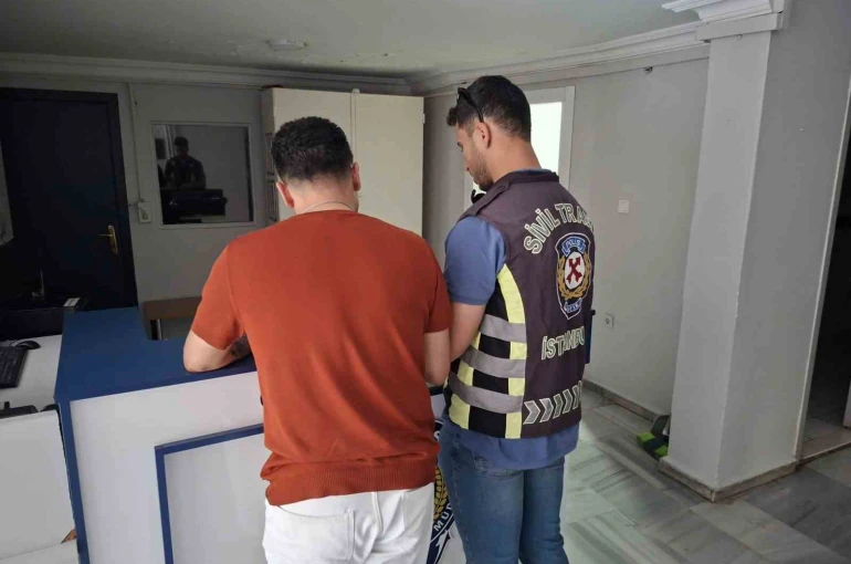 Fatih’te yol verme tartışmasında motosikletli kuryeyi şoke eden tokat: O anlar kamerada 