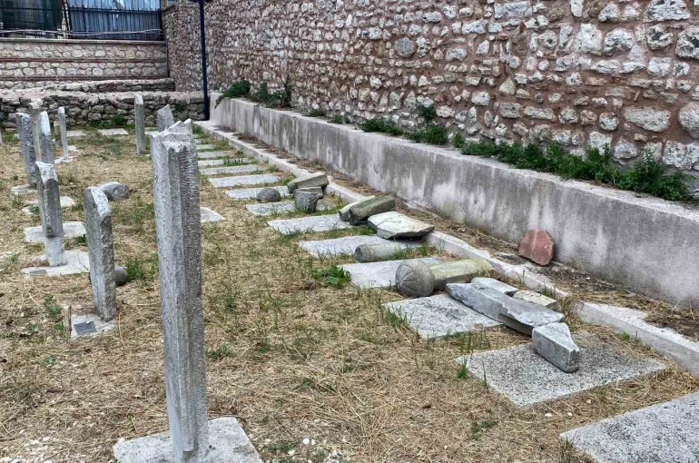 Fatih’teki tarihi hazirede 7 mezar taşını kırıp kaçtı