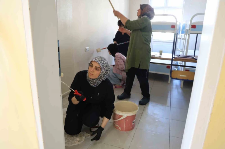 Fedakar öğretmenler tatilde okulu yeni döneme hazırlıyor