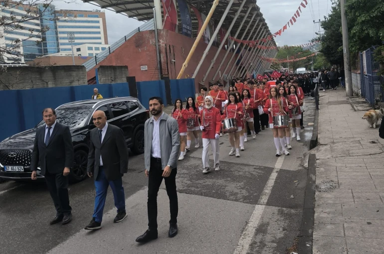 Fener Anadolu Lisesi’nden 19 Mayıs yürüyüşü