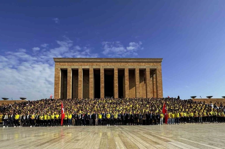 Fenerbahçeli taraftarlar, Anıtkabir’i ziyaret etti