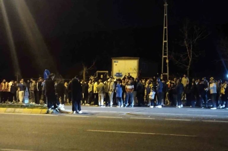 Fenerbahçeli taraftarlar Samandıra’da galibiyeti kutladı
