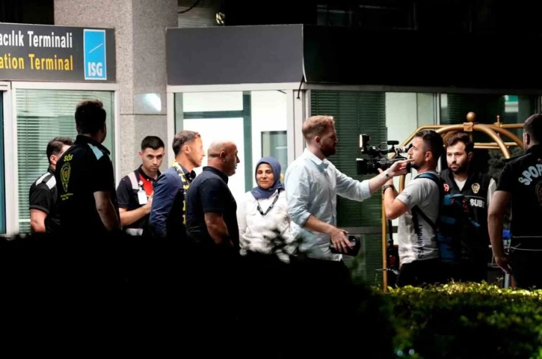 Fenerbahçe’nin yeni teknik direktörü Domenico Tedesco, İstanbul’a geldi