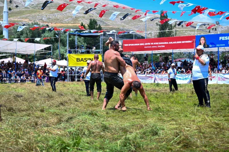 Feslikan Yağlı Pehlivan Güreşleri’ni Başpehlivan Erkan Taş kazandı