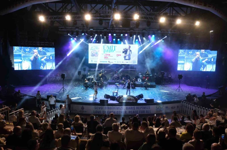Festival sahnesinde binlerce kişi Ümit Yaşar şarkılarıyla buluştu