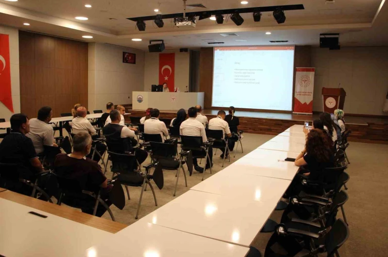 Fethi Sekin Şehir Hastanesi personeline temizlik ve enfeksiyon kontrolü eğitimi