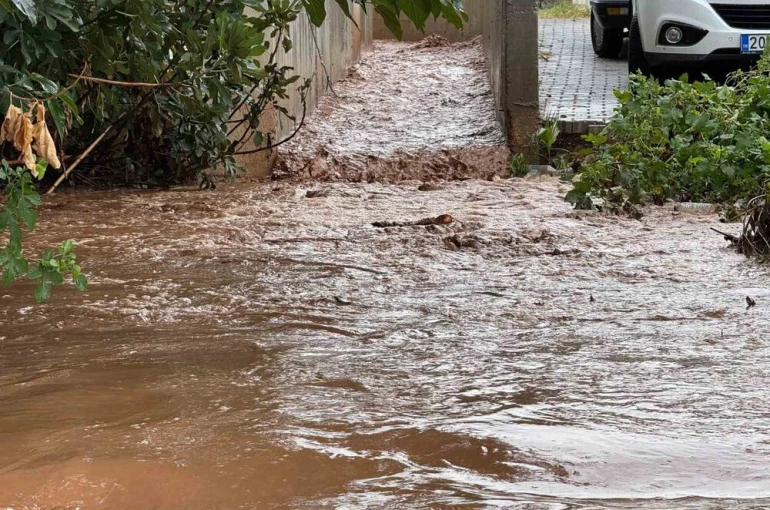 Fethiye sağanak yağışa teslim oldu