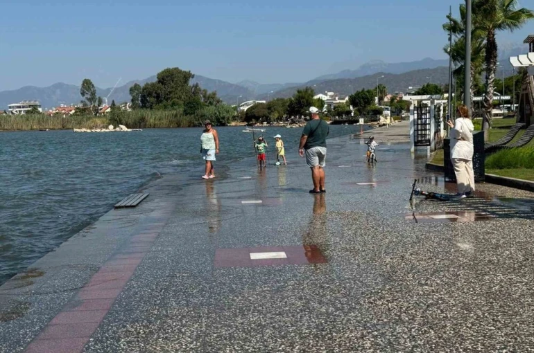 Fethiye’de gelgit nedeniyle deniz suyu yükseldi