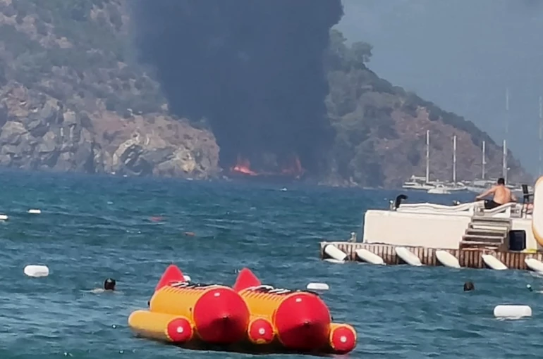 Fethiye’de gezi teknesi alev aldı: 115 kişi denize atladı 