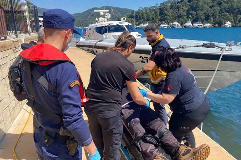 Fethiye’de koyda rahatsızlanan vatandaşa tıbbi tahliye