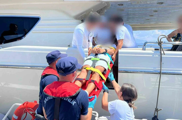Fethiye’de özel teknede yaralanan vatandaşa tıbbi tahliye 