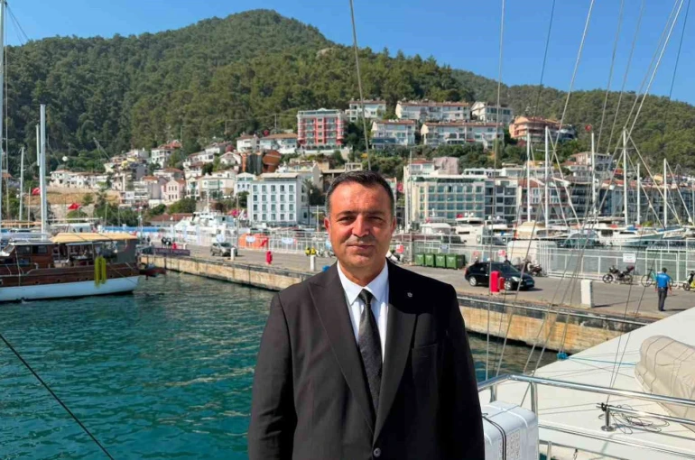 Fethiye’de şehit denizciler anısına denize çelenk bırakıldı