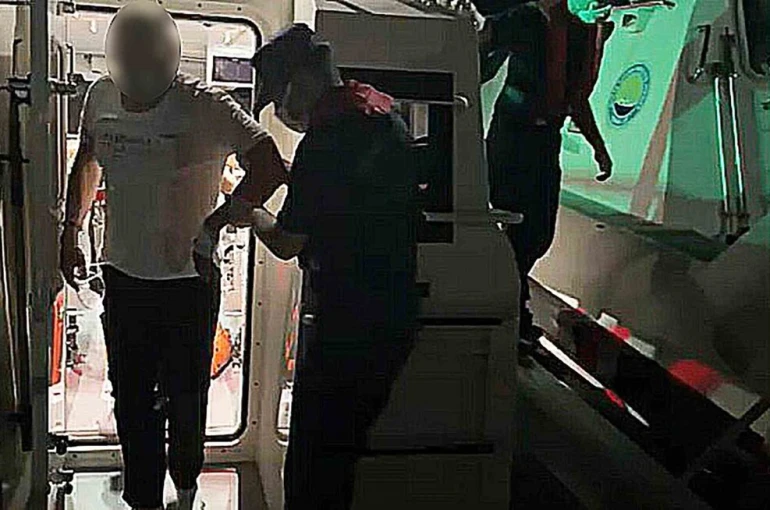 Fethiye’de ticari yatta rahatsızlanan vatandaşa Sahil Güvenlikten tıbbi tahliye