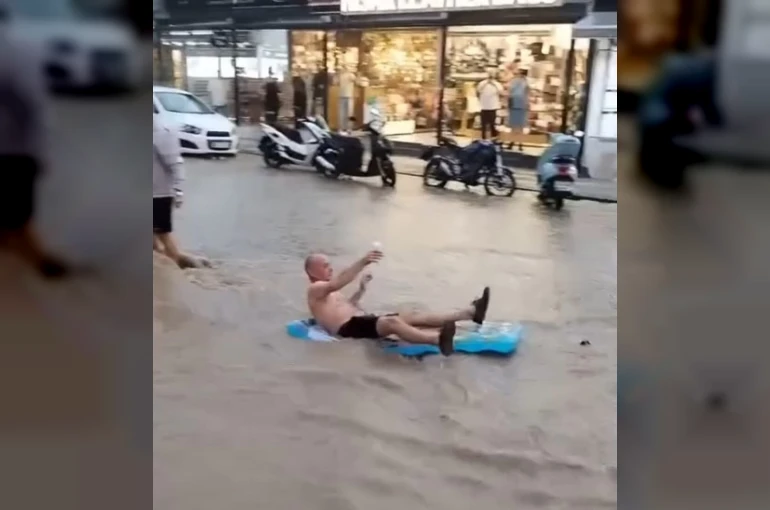Fethiye’de turistler sel sularında eğlendi