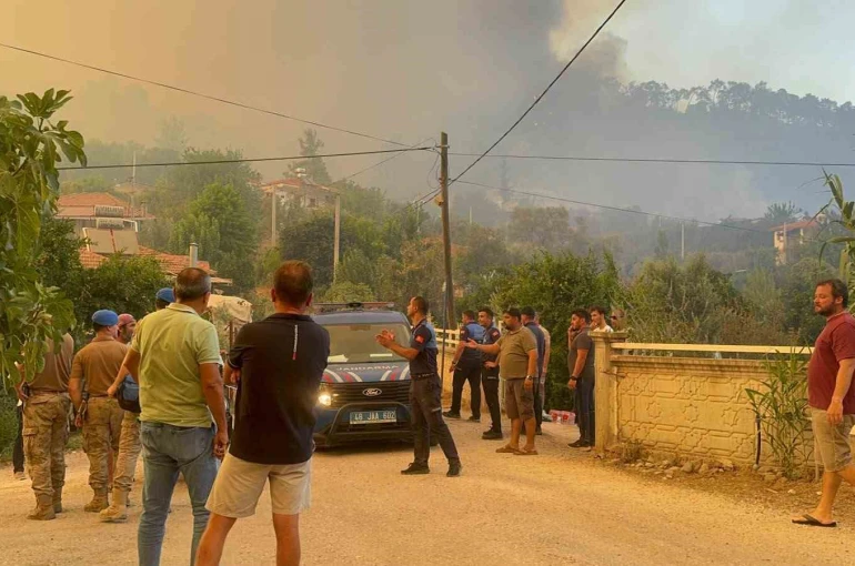 Fethiye’deki yangın 4 saattir sürüyor: "Bir mahalle tedbir amaçlı tahliye ediliyor"