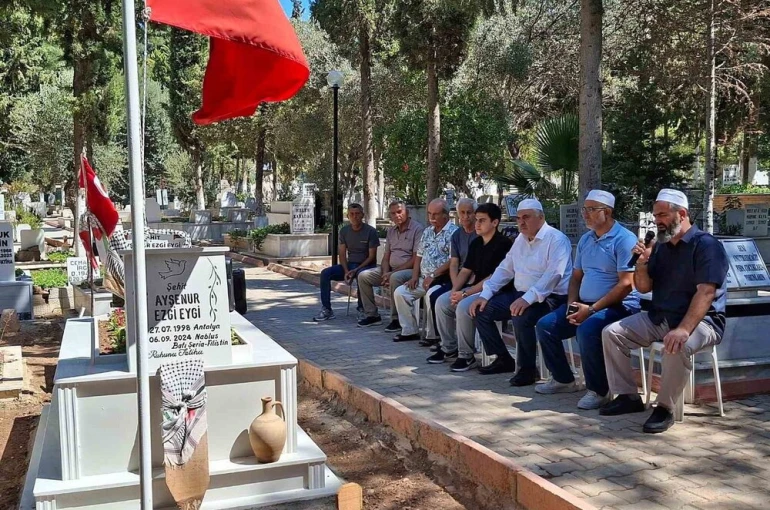 Filistin şehidi Ayşenur mezarı başında dualarla anıldı