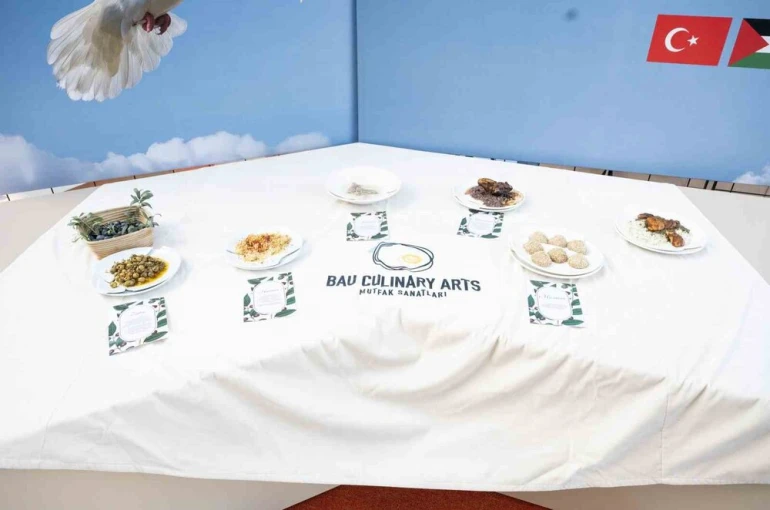 Filistin’le dayanışmada yemekler kırık tabaklarda sergilendi