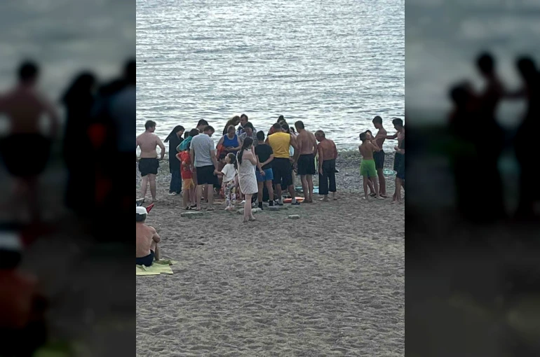 Filyos sahilinde korkutan anlar, kramp giren vatandaşı cankurtaranlar kurtardı
