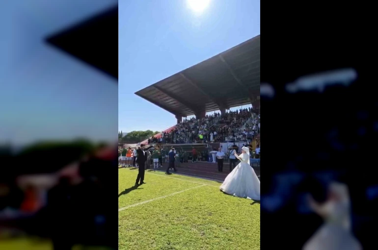 Final maçını gelinlik ve damatlıkla izlediler 