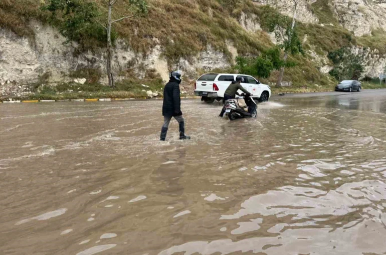 Fırat Nehri taştı, her yeri su bastı
