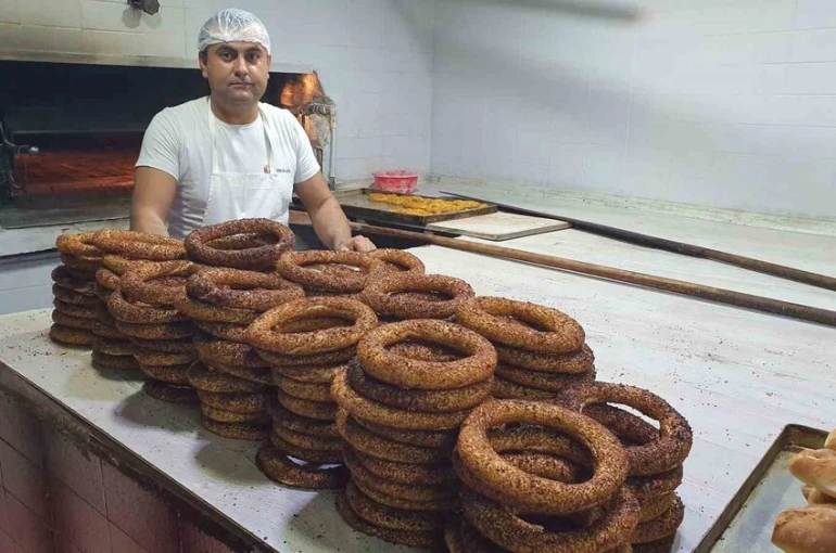 Fırıncıdan öğretmenlere ücretsiz simit jesti