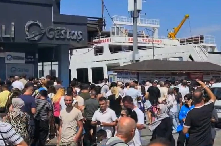Fırtına gemi seferlerini iptal ettirdi: Tatilciler Erdek’te uzun kuyruklar oluşturdu