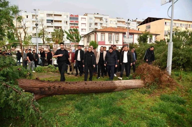 Fırtına sonrası vali, kaymakam ve belediye başkanı bölgede incelemede bulundu