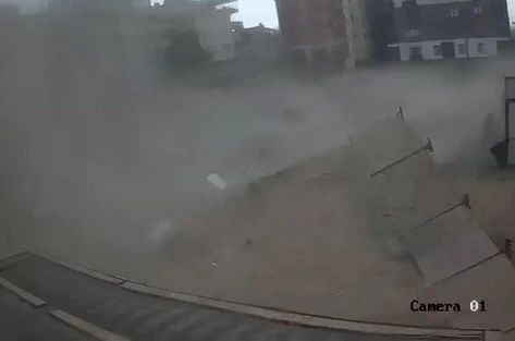 Fırtınada inşaat alanı yerle bir oldu