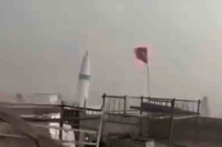 Fırtınada minarenin yıkılma anı kamerada