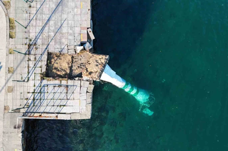 Fırtınanın etkisiyle devrilen deniz feneri havadan görüntülendi