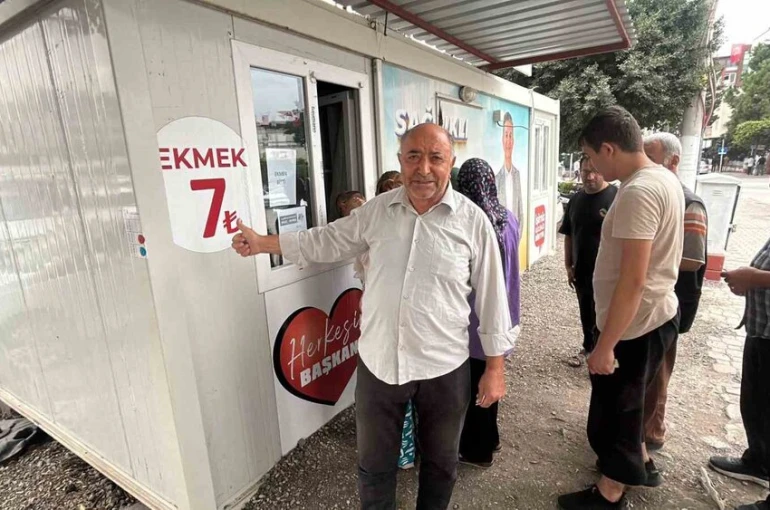 Fiyatın yarısından daha ucuza ekmek satınca metrelerce kuyruk oluştu