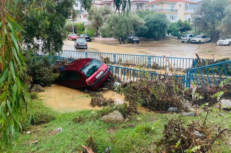 Foça'da yoğun yağış sele yol açtı: 1 kişi kayıp