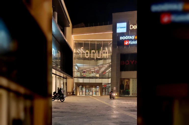 Forum Kayseri önünde bıçaklı kavga