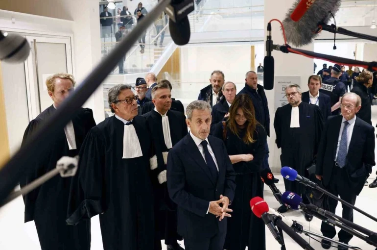 Fransa’nın eski Cumhurbaşkanı Sarkozy’e suç örgütü kurma suçundan 5 yıl hapis