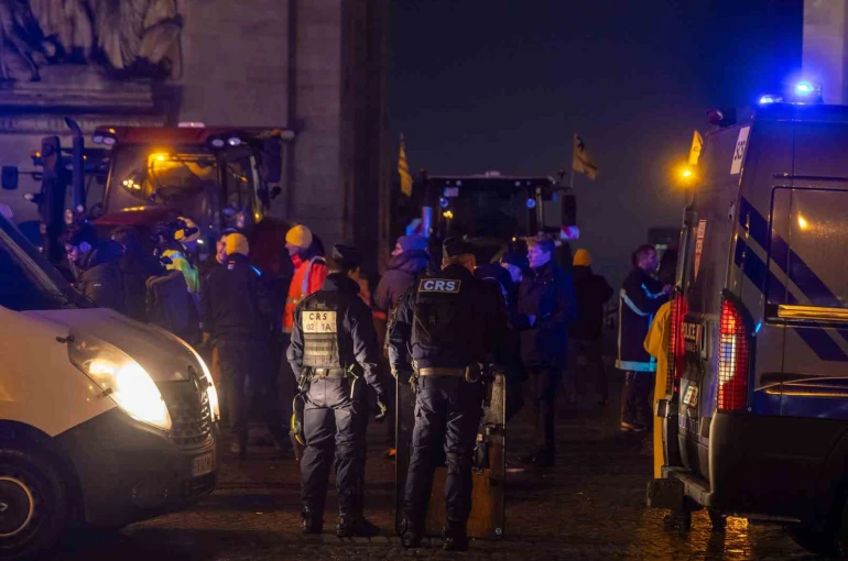 Fransız çiftçiler AB-Mercosur anlaşmasını protesto etmek üzere traktörleriyle Paris’e girdi 