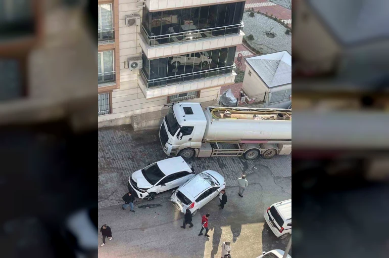 Freni boşalan akaryakıt tankerinin 8 aracı hurdaya çevirdiği anlar güvenlik kamerasında