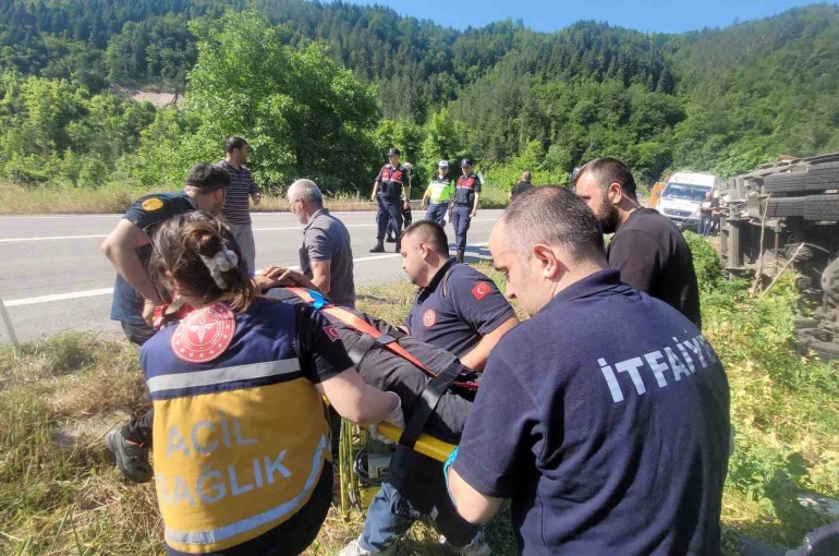 Freni boşalan kamyon devrildi, ekipler sürücüyü kurtarmak için zamanla yarıştı