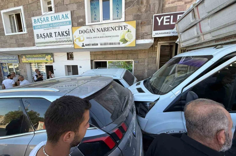 Freni boşalan kamyonet park halindeki araçlara çarptı