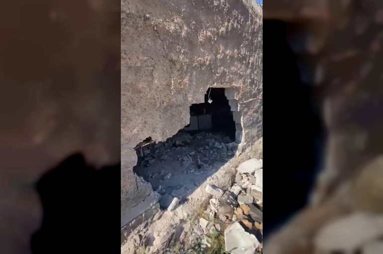 Freni boşalan traktör eve daldı