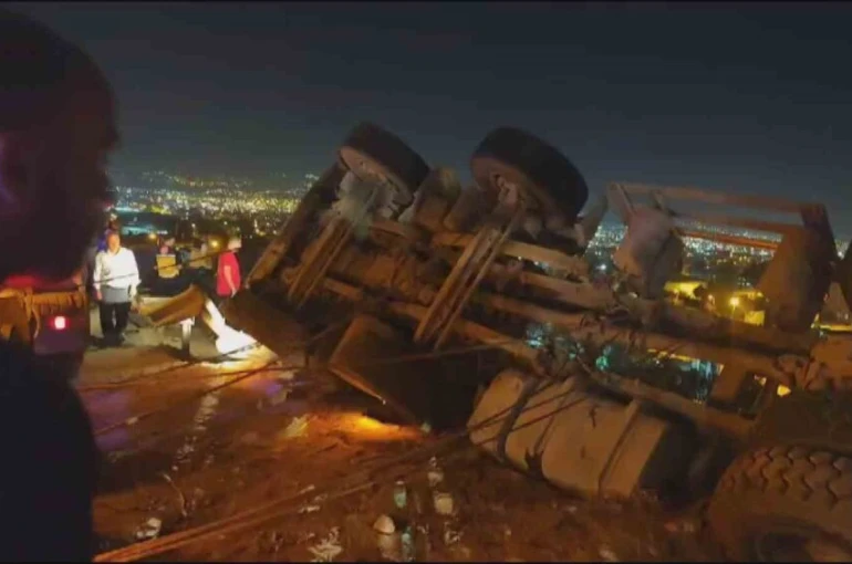 Freni patlayan kamyon devrildi, sürücü kayıplara karıştı