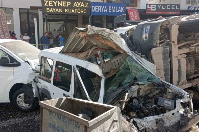 Freni patlayan mıcır yüklü hafriyat kamyonu ortalığı savaş alanına çevirdi