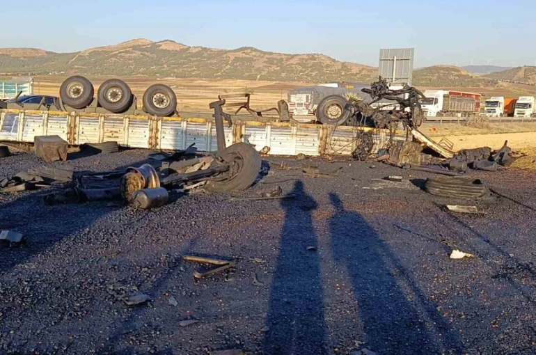 Freni patlayan mısır yüklü tır asfalt makinasına çarptı