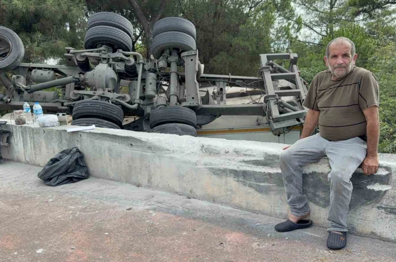 Freni tutmayan kamyon bahçeye devrildi: Sürücüyü emniyet kemeri kurtardı